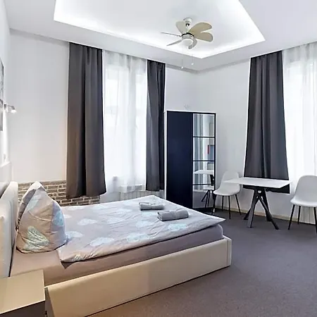 Queen Hotel 3*